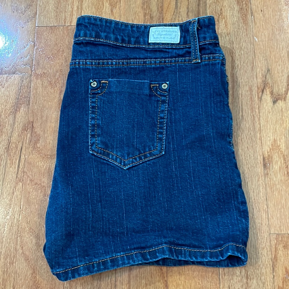 Levi Strauss Signature Women’s Blue Jeans Shorts Size 16 Pockets 99% cotton